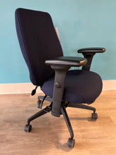 Charger l'image dans la galerie, Chaise ergonomique TCentric rembourré  SURPLUS INVENTAIRE