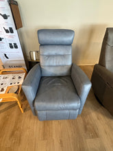 Charger l'image dans la galerie, DÉMONSTRATEUR  -30% Fauteuil berçant et inclinable Viking
